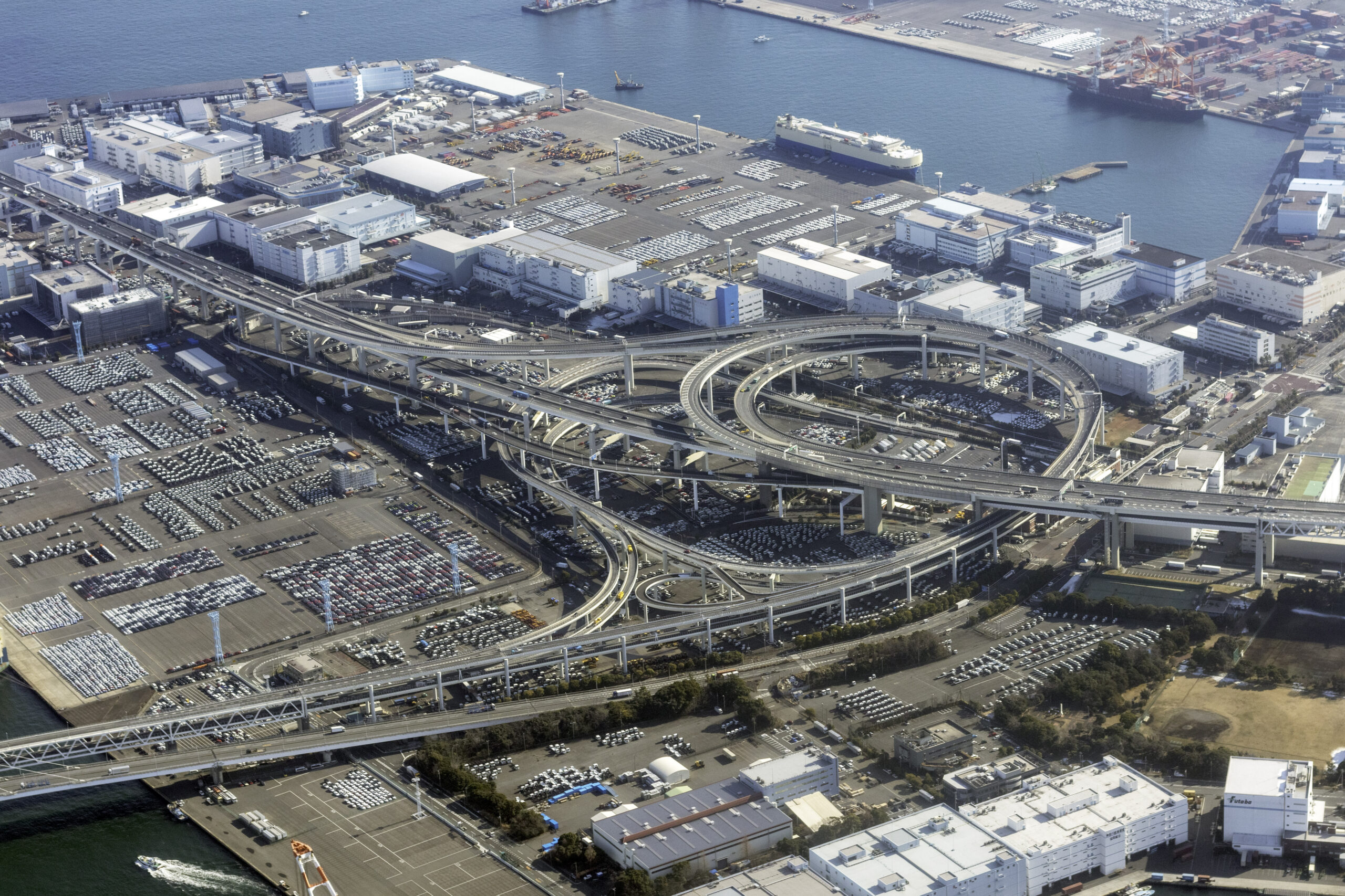 港湾エリアに広がる物流拠点と高速道路の立体交差の様子